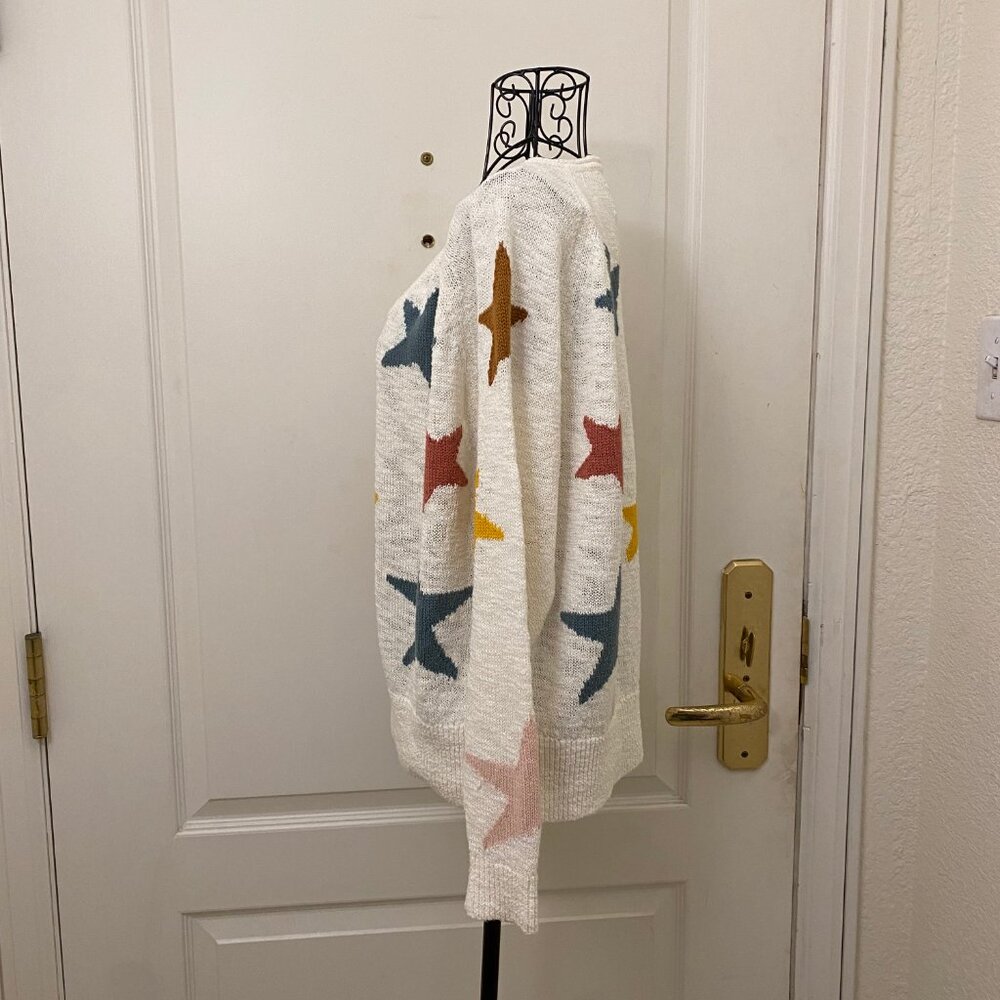 Lou & Grey Women Cream With Multicolored Stars Print V-Neck Sweater Size Small - Picture 2 of 5